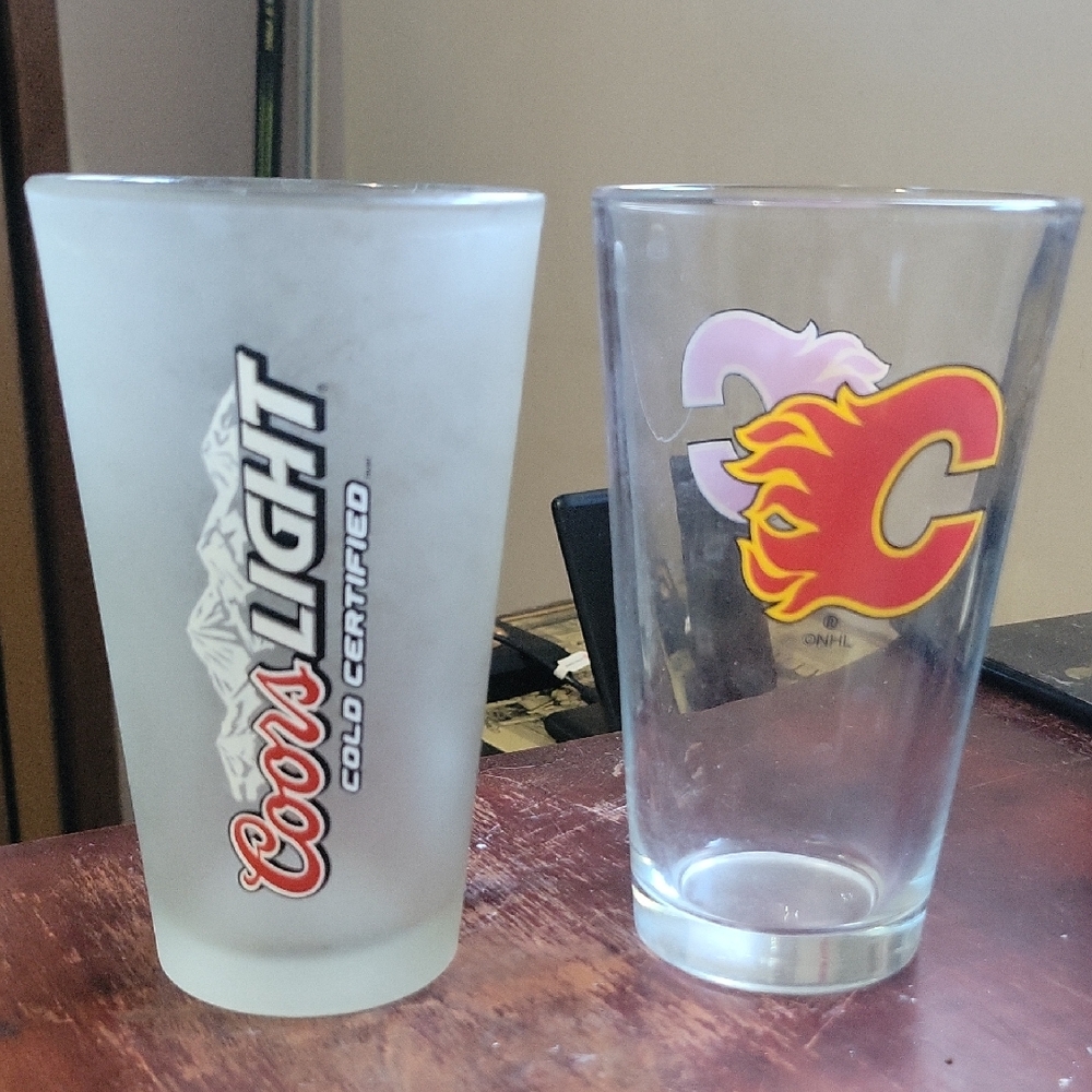 PARTY GLASSES~ CALGARY FLAMES~COORS LIGHT